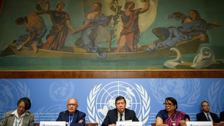 Les enquêteurs de l'ONU sur la situation des Rohingyas en Birmanie (2e à gauche) Christopher Sidoti, Marzuki Darusman (au centre) et Radhika Coomaraswamy (2e à droite) présentent leur rapport à Genève, le 27 août 2018 [Fabrice COFFRINI / AFP]