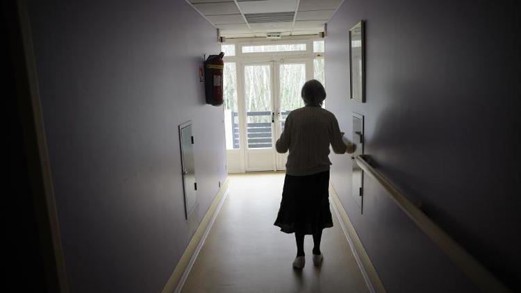 Une femme souffrant de la maladie d'Alzheimer marche dans le couloir d'une maison de retraite à Angervilliers, au sud-ouest de Paris, le 18 mars 2011 [Sebastien Bozon / AFP/Archives]