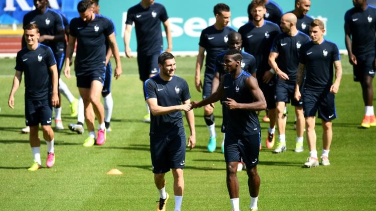 Les joueurs de l'équipe de France arrivent pour un entraînement à Clairefontaine-en-Yvelines le 9 juillet 2016 [FRANCK FIFE / AFP]