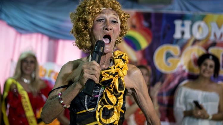 An Enriquez, vendeur de rue de 82 ans, se produit dans un drag show avec les membres du collectif "Golden Gays",  le 16 juin 2018 à Manille, aux Philippines [NOEL CELIS / AFP]