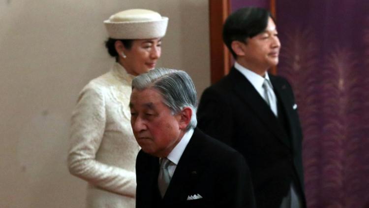 L'empereur Akihito (C) passe devant son successeur, son fils Naruhito (D) et l'épouse de ce dernier, Masako (G), à la fin de sa cérémonie d'abdication, le 30 avril 2019. [STR / Japan Pool/AFP]