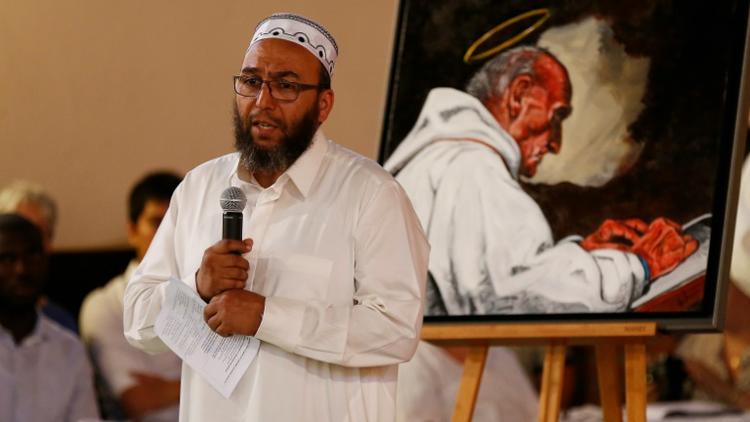 Un imam prend la parole lors de la veillée organisée à Saint-Etienne-du-Rouvray le 30 juillet 2016 en mémoire du père Jacques Hamel égorgé par deux jihadistes [CHARLY TRIBALLEAU / AFP]