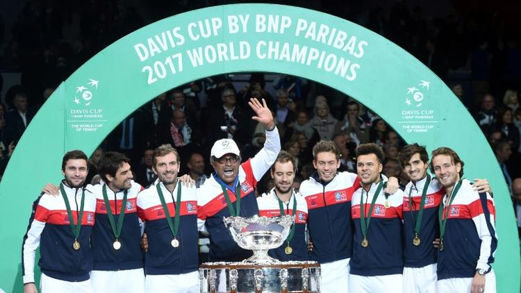 L'équipe de France de Coupe Davis et son capitaine Yannick Noah après la victoire en finale, le 26 novembre 2017 à Villeneuve d'Ascq  [Philippe HUGUEN / AFP/Archives]