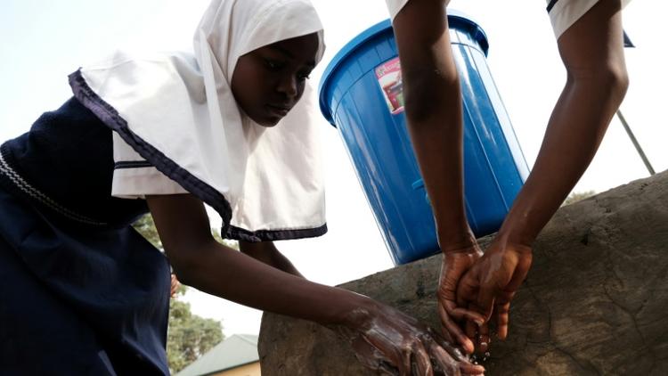 Des élèves de l'établissement scolaire secondaire Tudun Wada à Abuja, Nigeria, se lavent les mains dans le cadre des mesures d'hygiène pour se prévenir du Covid-19, le 20 mars 2020 [Kola Sulaimon / AFP/Archives]