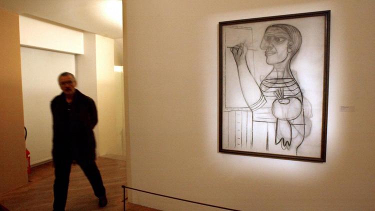 Une personne visite le Musée national Picasso, le 21 octobre 2003 à Paris [Eric Feferberg / AFP/Archives]