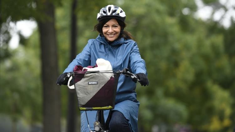 La maire de Paris Anne Hidalgo se déplace en vélo à Paris, le 1er octobre 2017 [Eric FEFERBERG / AFP/Archives]