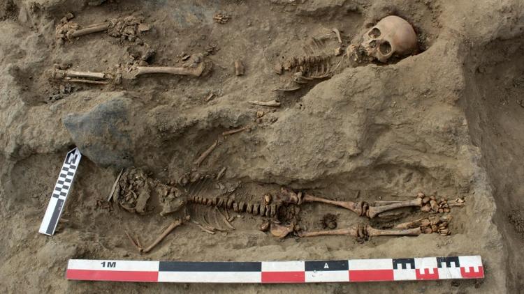 Deux squelettes d'enfants mis au jour sur le site archéologique de Pampa la Cruz, au Pérou, le 27 août 2019 [Programa Arqueologico Huanchaco / PROGRAMA ARQUEOLOGICO HUANCHACO/AFP]