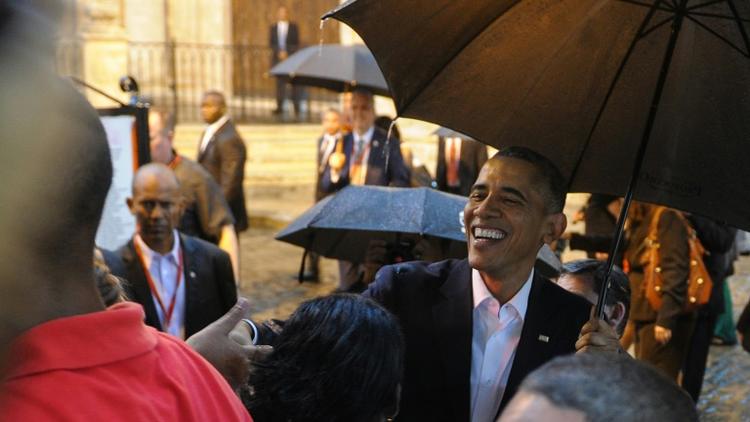 Barack Obama accueilli par des touristes et des Cubains à son arrivée le 20 mars 2016 à la cathédrale de La Havane [YAMIL LAGE / AFP]
