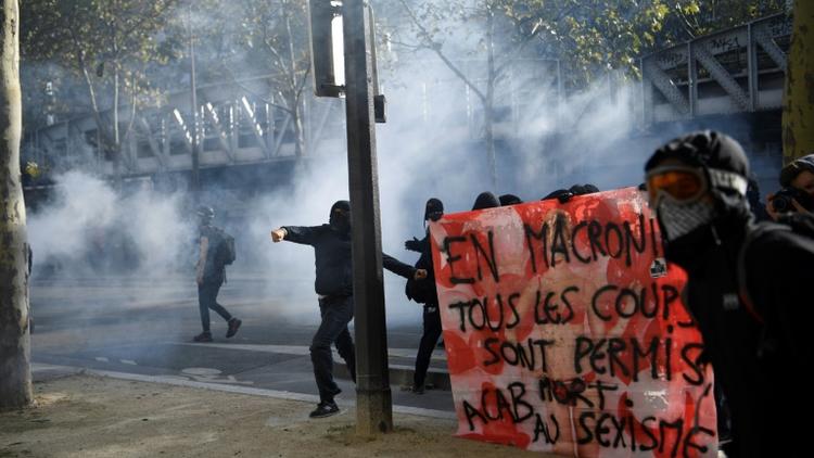 Affrontements entre des manifestants cagoulés et la police pendant une manifestation contre les réformes du droit du travail à Paris le 21 septembre 2017  [CHRISTOPHE SIMON / AFP/Archives]