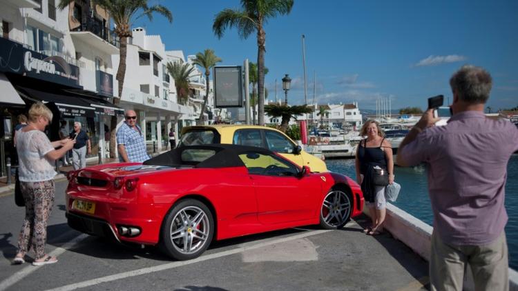 Des amateurs prennent une Ferrari en photo, le 21 novembre 2015 près de Marbella [Jorge Guerrero / AFP/Archives]
