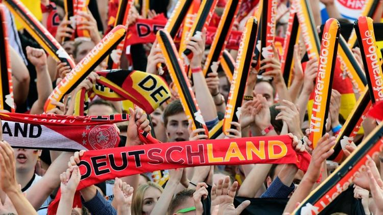 Des supporteurs allemands regardent le match Allemagne-France sur écran géant à Berlin, le 7 juillet 2016 [John MACDOUGALL / AFP]