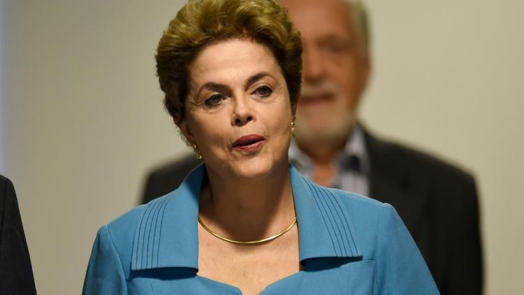 La présidente de gauche du Brésil Dilma Rousseff arrive pour donner une conférence de presse au palais Planalto (présidence) à Brasilia, le 18 avril 2016, au lendemain du vote sur sa destitution [EVARISTO SA / AFP]