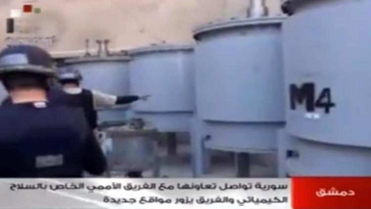 Capture d'écran de la télévision syrienne du 19 octobre 2013 montrant des inspecteurs de l'OIAC, chargés de la destruction des armes chimiques, inspectant un site en Syrie [ / Télévision syrienne/AFP/Archives]