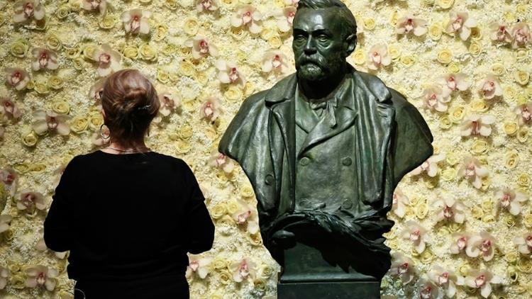 Le buste d'Alfred Nobel dans la grande salle de concert de Stockholm, le 10 décembre 2019 [Jonathan NACKSTRAND / AFP]