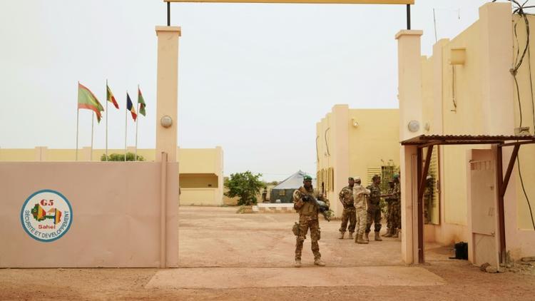 Un soldat malien devant le QG de la force conjointe du G5 Sahel à Sévaré, dans le centre du Mali, le 30 mai 2018 [SEBASTIEN RIEUSSEC / AFP/Archives]