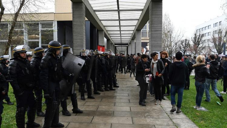 Des étudiants et des gendarmes face à face devant l'université de Nanterre le 9 avril 2018 [CHRISTOPHE ARCHAMBAULT / AFP/Archives]