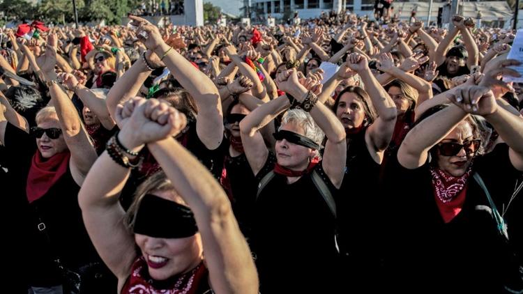 Des milliers de femmes dansent sur une chorégraphie créée par un collectif féministe pour dénoncer les violences et l'oppression dont elles sont victimes, le 4 décembre 2019 à Santiago [Martin BERNETTI / AFP]