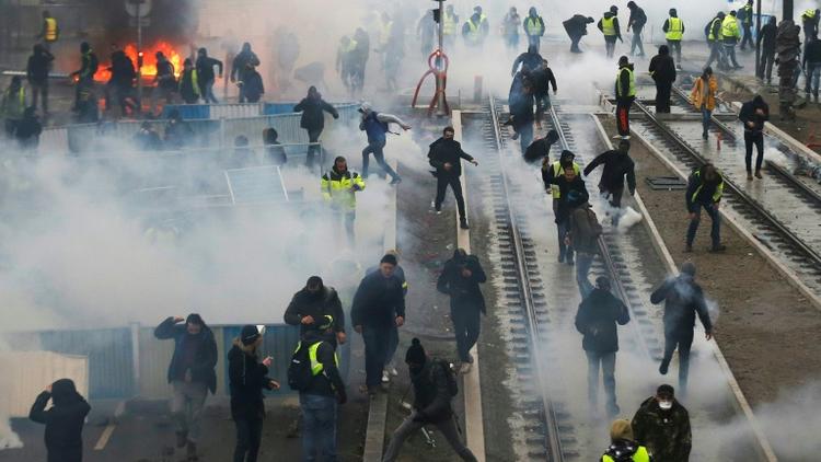 Heurts entre manifestants "gilets jaunes" et forces de l'ordre, le 12 janvier 2019 à Caen [CHARLY TRIBALLEAU / AFP/Archives]