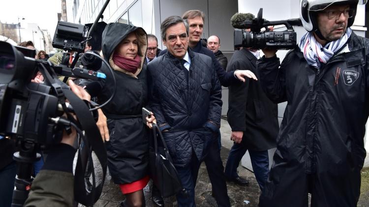 Francois Fillon entre Valérie Pécresse et Jérôme Chartier à la sortie de son QG de campagne le 1er mars 2017 à Paris [CHRISTOPHE ARCHAMBAULT / AFP]