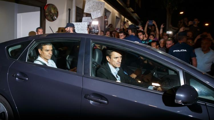  Pedro Sanchez, le chef du PSOE, quitte les locaux du parti après sa démission, le 1er octobre 2016 à Madrid [CESAR MANSO / AFP]