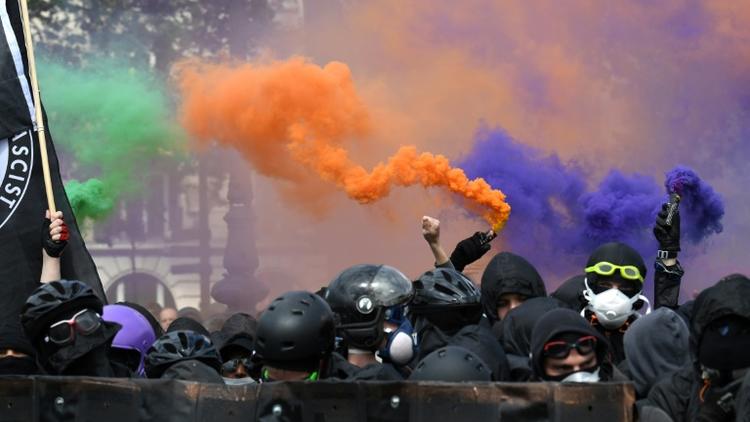 Des manifestants vêtus de noir défilent en marge du défilé syndical du 1er mai 2018 à Paris [Alain JOCARD / AFP/Archives]