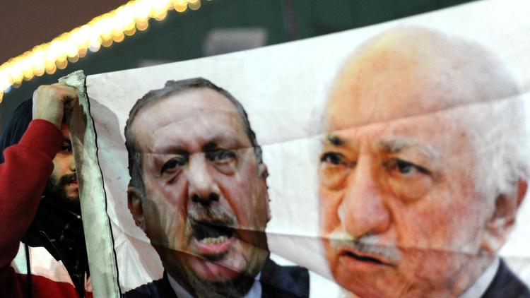 Les portraits de Recep Tayyip Erdogan et Fethullah Gulen brandis lors d'une manifestation contre le gouvernement le 30 décembre 2013 à Istanbul  [Ozan Kose / AFP/Archives]