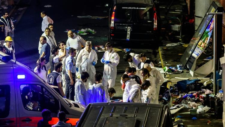 Enquêteurs et experts à l'aéroport Ataturk visé par un triple attentat suicide le 28 juin 2016 à Istanbul  [OZAN KOSE / AFP]