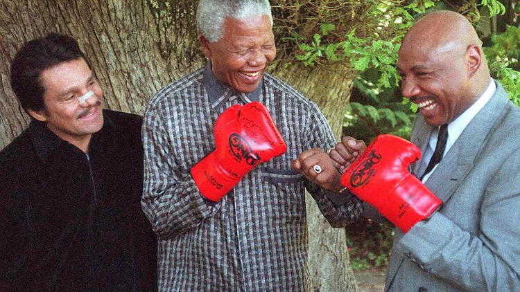 Nelson Mandela et les champions de boxe Marvin Hagler (d) et Roberto Duran, le 12 novembre 1997 [Anna Zieminski / AFP/Archives]