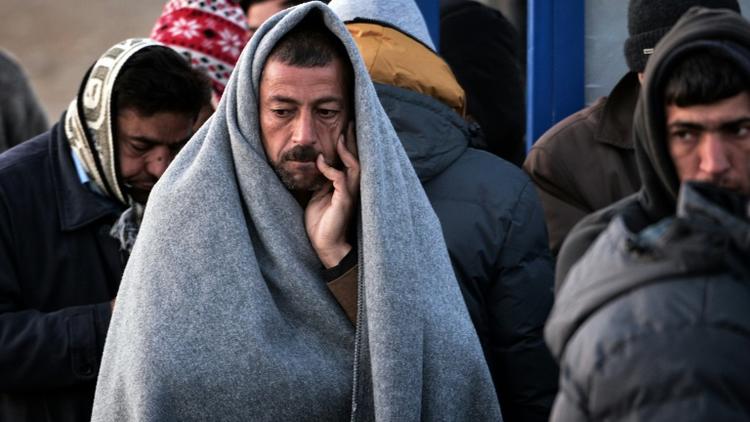 Des migrants attendent de pouvoir s'enregistrer à Idomeni, en Grèce, le 5 mars 2016 [LOUISA GOULIAMAKI / AFP]
