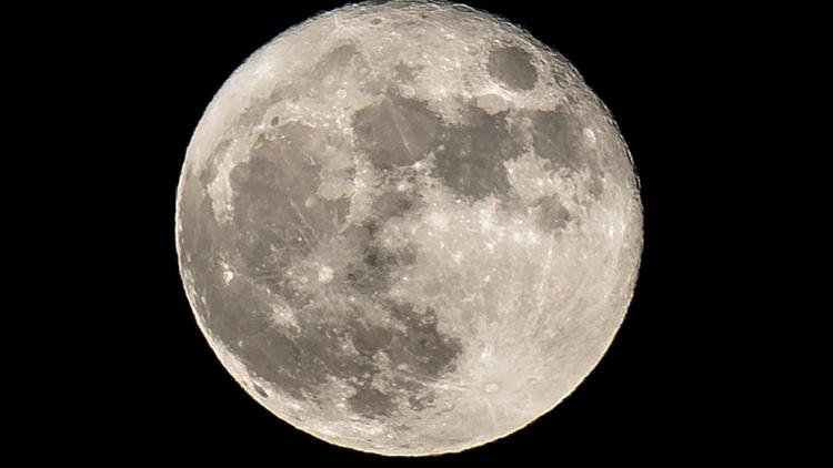La Lune photographiée depuis Londres, le 14 décembre 2016 [Daniel LEAL-OLIVAS / AFP/Archives]