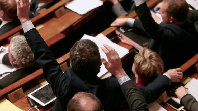 Des députés français votent à main levée des amendements à la constitution à l'Assemblée nationale française à Paris, le 9 février 2016 [JACQUES DEMARTHON / AFP]