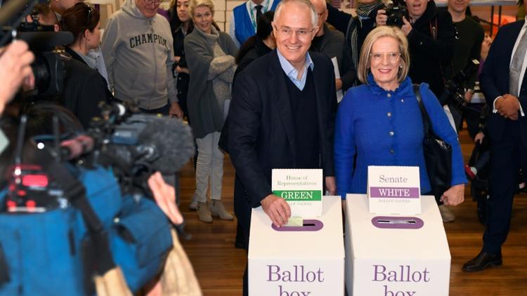 Le Premier ministre Malcolm Turnbull et son épouse Lucy glissent leurs bulletins dans l'urne, à Sidney le 2 juillet 2016  [WILLIAM WEST / AFP]