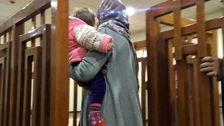 Mélina Bougedir, une jihadiste française arrive dans un tribunal de Bagdad, son fils dans les bras, le 19 février 2018 [STRINGER / AFP]