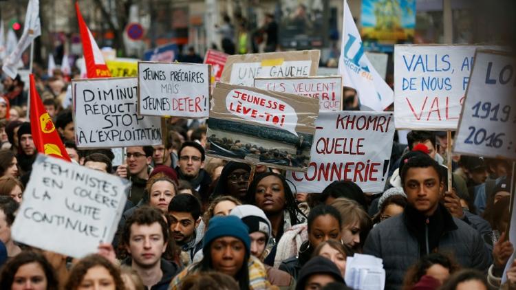Des jeunes manifestent à Paris contre le projet de loi travail, le 9 mars 2016 [THOMAS SAMSON / AFP]