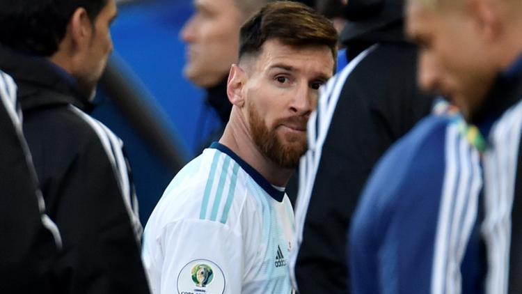 Lionel Messi, le capitaine de l'équipe d'Argentine, quitte le terrain après son expulsion lors du match pour la troisième place de la Copa America face au Chili, le 6 juillet 2019 à Sao Paulo [Douglas MAGNO / AFP/Archives]