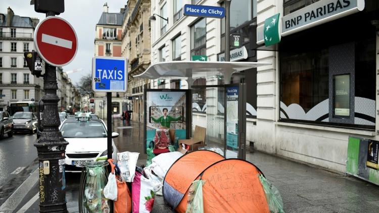 La tente d'une personne sans domicile, sur la place de Clichy, à Paris, le 29 décembre 2017. [STEPHANE DE SAKUTIN / AFP]