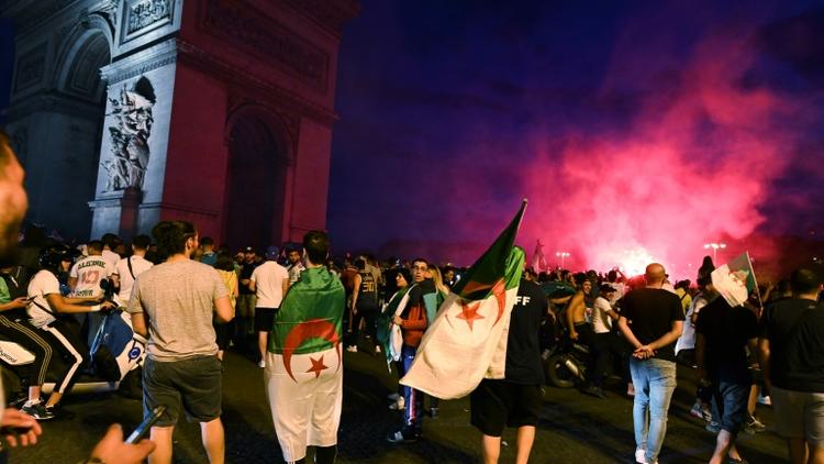 Les supporters algériens aux Champs Elysées le 14 juillet 2019 [DOMINIQUE FAGET / AFP]