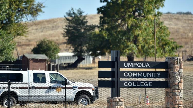 L'entrée du campus à Roseburg, dans l'Oregon, le 2 octobre 2015 au lendemain d'une fusillade qui a fait 10 morts dont le tueur [Josh Edelson / AFP]