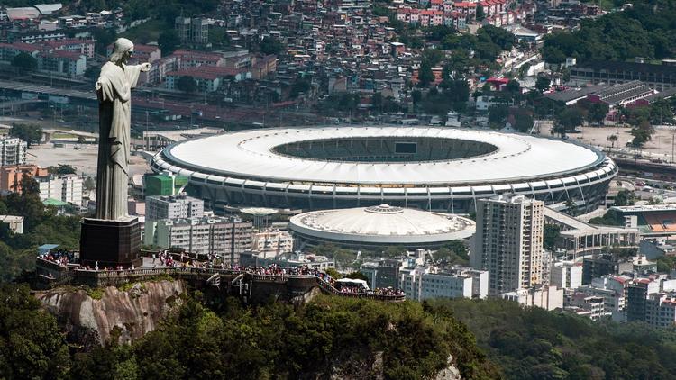 Vue aérienne de la statue du Christ Rédempteur, qui domine la ville de Rio, et du stade Maracana, l'une des douze enceintes de la Coupe du monde de football, le 3 décembre 2013    [Yasuyoshi Chiba / AFP]