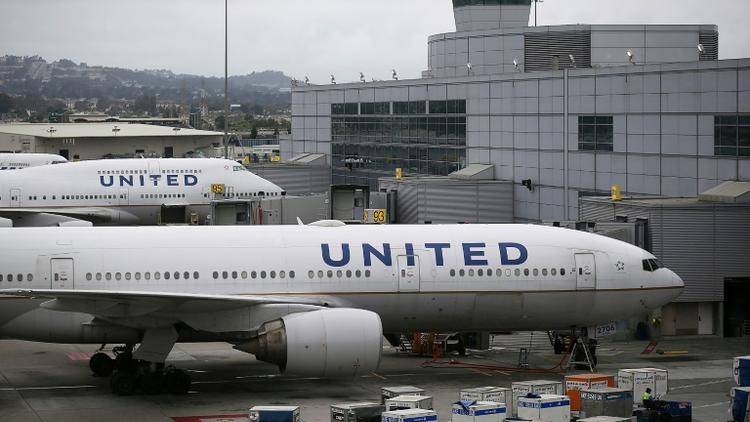 La compagnie américaine United Airlines, ici à San Fransisco le 7 juillet 2015, est critiquée pour l'expulsion musclée d'un passager [JUSTIN SULLIVAN / GETTY IMAGES NORTH AMERICA/AFP/Archives]