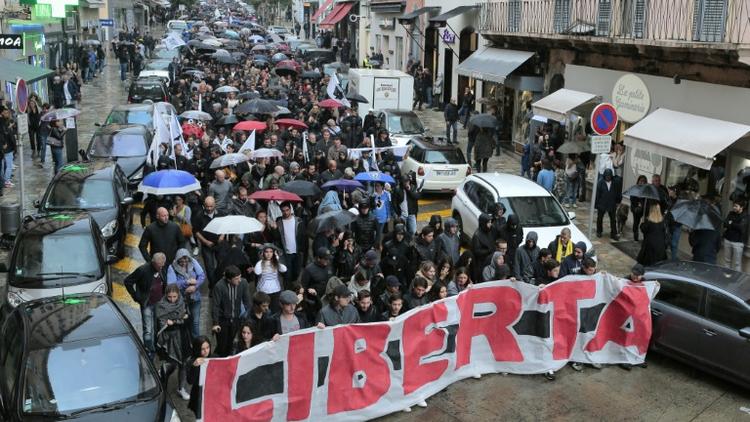 Plusieurs milliers de personnes ont manifesté, le 15 octobre 2016 à Bastia, pour dénoncer les condamnations de trois jeunes nationalistes [PASCAL POCHARD-CASABIANCA / AFP]