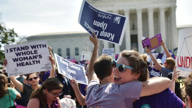 Des manifestants réagissent après une décision de la Cour suprême réaffirmant le droit à l'avortement, le 27 juin 2016 à Washington [MANDEL NGAN / AFP]
