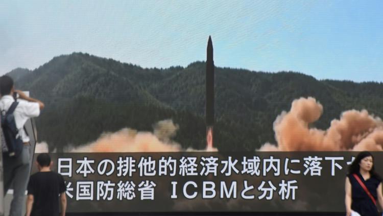 Sur un écran géant de Tokyo le 29 juillet 2017 les télévisions rapportent le tir de missile effectué par la Corée du Nord [Kazuhiro NOGI / AFP]