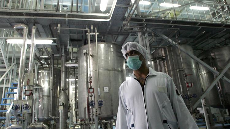 Un technicien iranien travaille dans une usine de conversion d'uranium à Ispahan, 420km au sud de Téhéran, le 3 février 2007 [Behrouz Mehri / AFP/Archives]