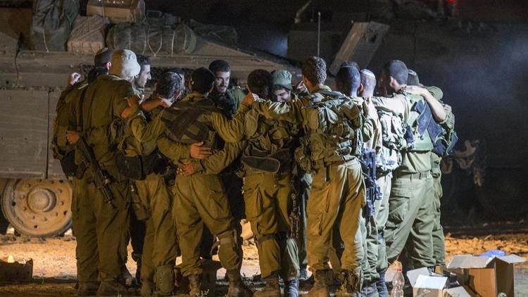 Des soldats israéliens, membres de l'unité Golani, se préparent, avant d'entrer dans la bande de Gaza, le 19 juillet 2014 [Jack Guez / AFP/Archives]