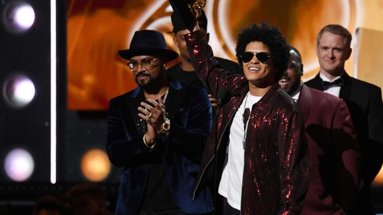 Bruno Mars reçoit le Grammy pour l'album de l'année le 28 janvier à New York [Timothy A. CLARY   / AFP]