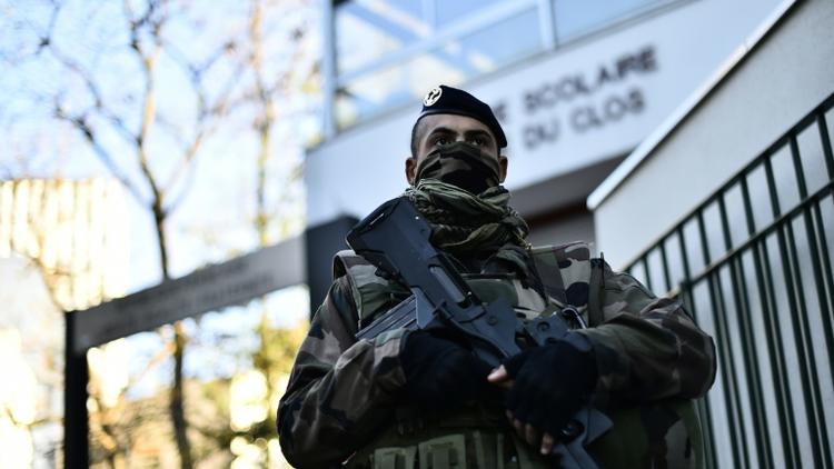 Un soldat français devant une école à Paris, le 22 novembre 2015 [LOIC VENANCE / AFP]