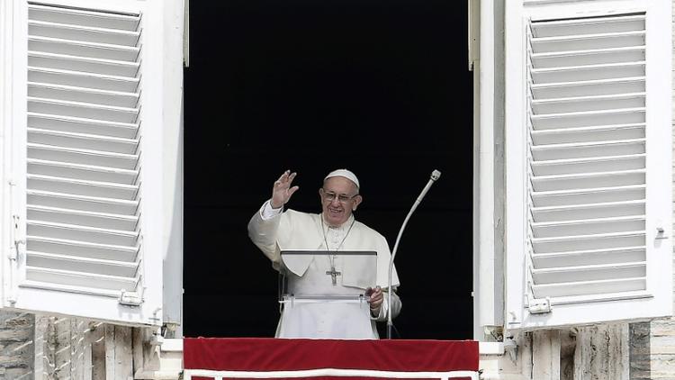 Le pape François salue les pélerins au Vatican, le 15 août 2018 [FILIPPO MONTEFORTE / AFP]