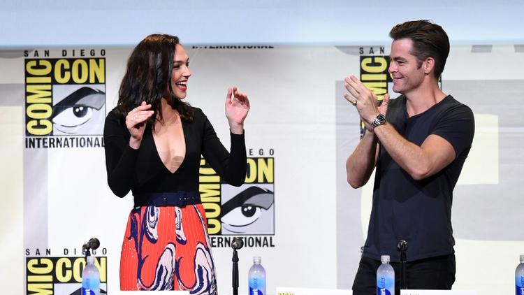 L'actrice Gal Gadot (G) et l'acteur Chris Pine lors de la présentation de "Wonder Woman" au Comic-Con 2016 à San Diego (Californie), le 22 juillet 2016  [KEVIN WINTER / GETTY IMAGES NORTH AMERICA/AFP/Archives]