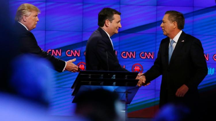 Donald Trump (g), le sénateur du Texas Ted Cruz (c), et le gouverneur de l'Ohio, John Kasich, se serrent la main après un débat sur la chaîne CNN, à Miami, en Floride, le 10 mars 2016 [RHONA WISE                       / AFP/Archives]